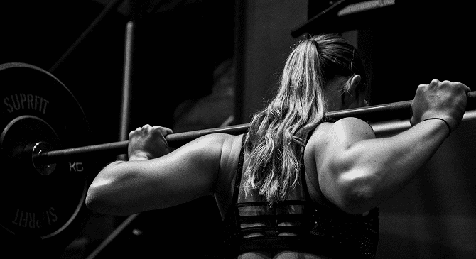 девушка делает присед